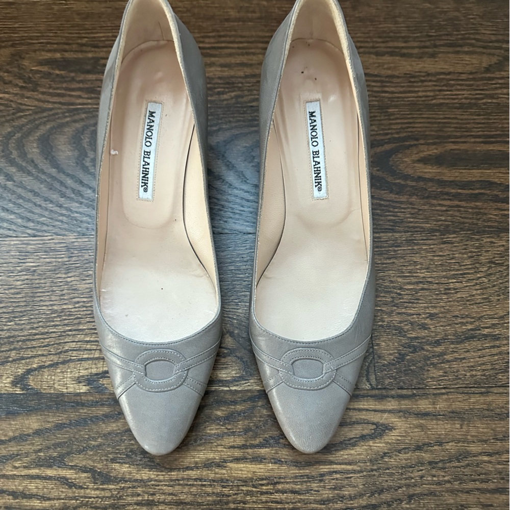 Manolo Blahnik kitten heel shoes size 39.5 in beige